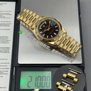 PPM Mods Details🏷️ Weighted DD - Ceiling-Level 'Rolex DD Day-Date' PPM's replica DD redefines the weighted version, featuring genuine original molds for strap color, dial color, watch weight, and thickness. The strap incorporates ceramic tubes compatible with authentic models—this is not a compromised replica, but a comprehensive leap in materials and craftsmanship!Rejecting "market-grade knockoffs," every gram of weight (precise 209g-212g) and every millimeter of thickness fights for the dignity of the original. Bracelet: Authentic 3mm thickness Weight: Approx. 107g (non-extended) 🈚 Ceramic tube version ±1-2g.Case: Original thickness: 12.3mm (non-thickened) Weight: Original 3255: 102g; Optional 2836: ±1g. Full series total weight: 209g-212g. ⚠️"Excludes diamond-set models." Authentic thickness achieved through monolithic forging of high-density aerospace-grade military alloy, hardness rivaling 18K gold!Exclusive vacuum ion-plated gold technology delivers a luster infinitely close to 18K gold's signature warm texture, offering scratch resistance and durability. Precisely replicates every link's shape, thickness, and curvature of the genuine strap. Dial: Features original 3D ink, matching the top-tier dial craftsmanship of the factory. Sharp hands, full hour markers, and uniform luminescence.Movement options: Premium Edition 2836 or 3255 integrated movement (±72-hour power reserve) available for your selection!