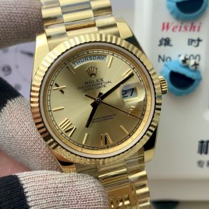 PPM Mods Weighted DD - Ceiling-Level 'Rolex DD Day-Date' PPM's replica redefines the weighted DD version, featuring genuine original molds for strap color, dial color, watch weight, and thickness. The strap incorporates ceramic tubes compatible with authentic models—this is not a compromised replica, but a comprehensive leap in materials and craftsmanship!Rejecting "market-grade" imitations, every gram of weight (precise 209g-212g) and every millimeter of thickness fights for the dignity of the original. Bracelet: Authentic 3mm thickness Weight: Approx. 107g (non-extended) 🈚 Ceramic tube version ±1-2g.Case: Original thickness: 12.3mm (non-thickened) Weight: Original 3255: 102g; Optional 2836: ±1g. Full series total weight: 209g-212g. ⚠️"Excludes diamond bezel models." Authentic thickness achieved through monolithic forging of high-density aerospace-grade military alloy, hardness rivaling 18K gold!Exclusive vacuum ion-plated gold technology delivers a luster infinitely close to 18K gold's signature warm texture, offering scratch resistance and durability. Precisely replicates every link's form, thickness, and curvature of the genuine strap. Dial: Features original 3D ink, matching the top-tier dial craftsmanship of the factory. Sharp hands, full hour markers, and uniform luminescence.Movement options: Premium Edition 2836 or 3255 integrated movement (±72-hour power reserve) available for your selection!