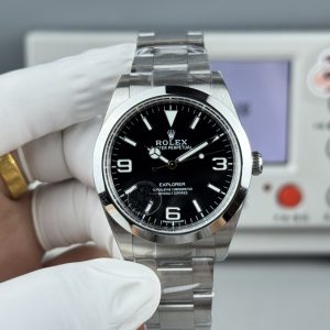 VS Rolex Explorer II Ref. 214270, 39mm, Triple-Function with NFC Card This Explorer II watch ⌚️ code: 34Y6Y958, clasp code: R3L. Model: Ref. 214270 Size: 39mm Features 3132😄 integrated movement,(Not a low-grade version from small factories; the movement features a calendar position and an empty position). Image labeling error ❌  Although this model isn't new, and various factories have produced it before, none were particularly well-made—some even had details that were completely off-spec. Driven by personal passion, we specially crafted this 39mm Explorer.A VS Factory creation guarantees premium quality. Though featuring an aperture-style bezel, its craftsmanship is anything but simple—especially the dial's numerals, which demand precise shaping, balanced polishing, and meticulous luminous filling. It also incorporates Rolex's signature Mercedes-style diving hands. The Explorer can be seen as an upgraded version of the Oyster Perpetual, yet without the Submariner's flashiness.It's understated and refined—a highly collectible timepiece. Watch ⌚️ code: 34Y6Y958. Clasp ⌚️ code: R3L. Customized US version with matching three codes, complete with NFC. Its authenticity speaks for itself. A genuine vs. replica comparison will follow for connoisseurs to appreciate.