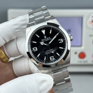 Alternative view of VS Rolex Explorer II Ref. 214270, 39mm, Triple-Function with NFC Card This Explorer II watch ⌚️ code: 34Y6Y958, clasp code: R3L. Model: Ref. 214270 Size: 39mm Features 3132😄 integrated movement,(Not a low-grade version from small factories; the movement features a calendar position and an empty position). Image labeling error ❌  Although this model isn't new, and various factories have produced it before, none were particularly well-made—some even had details that were completely off-spec. Driven by personal passion, we specially crafted this 39mm Explorer.A VS Factory creation guarantees premium quality. Though featuring an aperture-style bezel, its craftsmanship is anything but simple—especially the dial's numerals, which demand precise shaping, balanced polishing, and meticulous luminous filling. It also incorporates Rolex's signature Mercedes-style diving hands. The Explorer can be seen as an upgraded version of the Oyster Perpetual, yet without the Submariner's flashiness.It's understated and refined—a highly collectible timepiece. Watch ⌚️ code: 34Y6Y958. Clasp ⌚️ code: R3L. Customized US version with matching three codes, complete with NFC. Its authenticity speaks for itself. A genuine vs. replica comparison will follow for connoisseurs to appreciate.