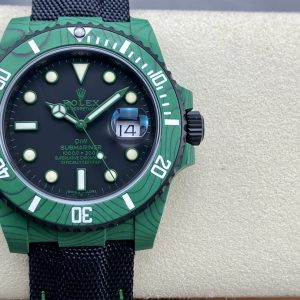 VS Rolex Custom New Model: Green Devil Submariner 1. Compatible with genuine 3135 movement—the ultimate upgrade for authentic modifications. 2. Authentic colored carbon fiber case with stunning, eye-catching hues. Carbon fiber offers unmatched durability against scratches and wear, plus water resistance and color retention—far superior to steel PVD finishes.3. Ultra-lightweight at just 62 grams—that's about the weight of an egg. Exceptional wearing comfort. 4. Bezel and crown feature imported super-luminescent paint for intense brightness and long-lasting glow. A true standout in the dark.
