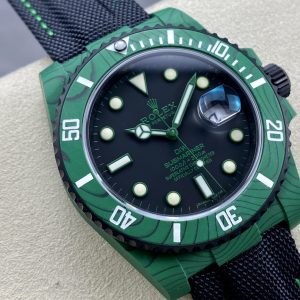Alternative view of VS Rolex Custom New Model: Green Devil Submariner 1. Compatible with genuine 3135 movement—the ultimate upgrade for authentic modifications. 2. Authentic colored carbon fiber case with stunning, eye-catching hues. Carbon fiber offers unmatched durability against scratches and wear, plus water resistance and color retention—far superior to steel PVD finishes.3. Ultra-lightweight at just 62 grams—that's about the weight of an egg. Exceptional wearing comfort. 4. Bezel and crown feature imported super-luminescent paint for intense brightness and long-lasting glow. A true standout in the dark.