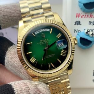 PPM Mods Weighted DD - Ceiling-Level 'Rolex DD Day-Date' PPM's replica redefines the weighted DD version, featuring genuine original molds for strap color, dial color, watch weight, and thickness. The strap incorporates ceramic tubes compatible with authentic models—this is not a compromised replica, but a comprehensive surpassing of materials and craftsmanship!Rejecting "market-grade" imitations, every gram of weight (precise 209g-212g) and every millimeter of thickness fights for the dignity of the original. Bracelet: Authentic 3mm thickness Weight: Approx. 107g (non-extended) 🈚 Ceramic tube version ±1-2g.Case: Original thickness: 12.3mm (non-thickened) Weight: Original 3255: 102g; Optional 2836: ±1g. Full series total weight: 209g-212g. ⚠️"Excludes diamond bezel models." Authentic thickness achieved through monolithic forging of high-density aerospace-grade military alloy, hardness rivaling 18K gold!Exclusive vacuum ion-plated gold technology delivers a luster infinitely close to 18K gold's signature warm texture, offering scratch resistance and durability. Precisely replicates every link's form, thickness, and curvature of the genuine strap. Dial: Features original-grade raised ink, matching the top-tier dial craftsmanship of the factory. Sharp hands, full hour markers, and uniform luminescence.Movement options: Premium Edition 2836 or 3255 integrated movement (±72-hour power reserve) available for your selection!