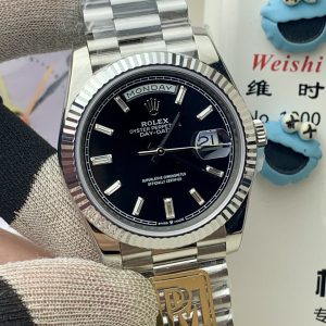 Alternative view of PPM Mods Weighted DD - Ceiling-Level 'Rolex DD Day-Date' PPM's replica DD redefines the weighted version, featuring genuine original molds for bracelet color, dial color, watch weight, and thickness. The bracelet incorporates ceramic tubes compatible with authentic models—this is not a compromised replica, but a comprehensive leap in materials and craftsmanship!Rejecting "market-grade" imitations, every gram of weight (precise 209g-212g) and every millimeter of thickness fights for the dignity of the original. Bracelet: Authentic 3mm thickness Weight: Approx. 107g (non-extended) 🈚 Ceramic tube version ±1-2g.Case: Original thickness: 12.3mm (non-thickened) Weight: Original 3255: 102g; Optional 2836: ±1g. Full series total weight: 209g-212g. ⚠️"Excludes diamond-set models." Authentic thickness achieved through monolithic forging of high-density aerospace-grade military alloy, hardness rivaling 18K gold!Exclusive vacuum ion-plated gold technology delivers a luster infinitely close to 18K gold's signature warm texture, offering scratch resistance and durability. Precisely replicates every link's shape, thickness, and curvature of the genuine strap. Dial: Features original 3D ink, matching the top-tier dial craftsmanship of the factory. Sharp hands, full hour markers, and uniform luminescence.Movement options: Premium Edition 2836 or 3255 integrated movement (±72-hour power reserve) available for your selection!