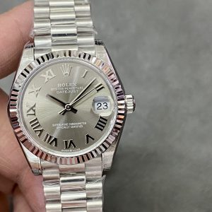 GS Masterpiece—Rolex Oyster Perpetual Datejust 31mm Series Watch: Elegant without being ostentatious, timelessly refined! [Oyster Case, Symbol of Water Resistance] Watch diameter: 31mm, thickness identical to the original, specifications matching the genuine article. 1. Classic Oyster case paired with a fluted bezel 2. Screw-down crown design, recreating the Twinlock double waterproof system 3. Crystal material: Scratch-resistant blue crystal glass with anti-reflective coatingClassic Oyster case paired with a fluted bezel. 2. Screw-down crown with dual waterproof system. 3. Scratch-resistant sapphire crystal with anti-reflective coating and convex magnifying (2.5x) date window. [Bracelet Details] Different models feature distinct steel bracelets: 1. Jubilee Bracelet(Five-link design)         Material: Stainless steel, Jubilee style, five-row links 2. Oyster Bracelet(Three-link design)         Material: Stainless steel, President-style, semi-circular three-row links. 3. Clasp Type: Folding clasp, concealed folding crown clasp. [Movement] Features the refined and stable Seiko 2236 movement. Steady and minimalist. Dignified yet restrained. Elegant without ostentation. Timeless sophistication!