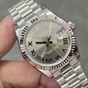 Alternative view of GS Masterpiece—Rolex Oyster Perpetual Datejust 31mm Series Watch: Elegant without being ostentatious, timelessly refined! [Oyster Case, Symbol of Water Resistance] Watch diameter: 31mm, thickness identical to the original, specifications matching the genuine article. 1. Classic Oyster case paired with a fluted bezel 2. Screw-down crown design, recreating the Twinlock double waterproof system 3. Crystal material: Scratch-resistant blue crystal glass with anti-reflective coatingClassic Oyster case paired with a fluted bezel. 2. Screw-down crown with dual waterproof system. 3. Scratch-resistant sapphire crystal with anti-reflective coating and convex magnifying (2.5x) date window. [Bracelet Details] Different models feature distinct steel bracelets: 1. Jubilee Bracelet(Five-link design)         Material: Stainless steel, Jubilee style, five-row links 2. Oyster Bracelet(Three-link design)         Material: Stainless steel, President-style, semi-circular three-row links. 3. Clasp Type: Folding clasp, concealed folding crown clasp. [Movement] Features the refined and stable Seiko 2236 movement. Steady and minimalist. Dignified yet restrained. Elegant without ostentation. Timeless sophistication!