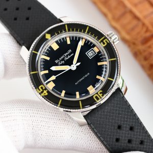 【KR Production】💍Blancpain Fifty Fathoms "Barracuda" Watch 1⃣️ Hailed by watch enthusiasts as the pinnacle of beauty in the Blancpain lineup!The dial features a black base with layered aged red and beige hour markers. The domed sapphire crystal and rotating bezel shimmer like jade in sunlight.         2⃣️ The strap faithfully replicates the fabric-textured rubber band with a stainless steel pin buckle.Eschewing current trends for oversized cases, the Barracuda maintains a 40.3mm diameter with 300m water resistance. Powered by a 9015 movement modified to Cal. 1151, it delivers precise timekeeping. Every detail replicates the original 1:1 replica.3⃣️ Its size aligns closely with Rolex's Submariner series, making this diameter more universally flattering. Notably, this watch boasts exceptionally potent luminescence, emitting a beautiful green glow. Watch enthusiasts often hail it as the most beautiful Barracuda. Feel free to share.