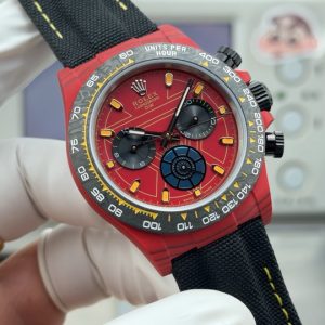 TW Factory ROLEX Cosmograph Daytona Carbon Fiber Custom Edition. This timepiece offers lightweight comfort with a rugged exterior, featuring a unique carbon fiber pattern on every case. 【Case】Dimensions 40x12.4mm perfectly replicate the original. TW Factory masterfully crafts the distinctive character of carbon fiber Rolex watches.Exclusively in the market, the entire case, bezel, and caseback are crafted from high-composite carbon fiber and ultra-bright luminous powder. Details undergo hand-polished chamfering for exceptional texture. 【Bracelet Clasp】The strap features a hand-woven synthetic fiber band, offering breathable comfort and soft texture. 【Movement】Equipped with the latest precise and mature Shanghai 4130 movement, it perfectly delivers powerful functionality—the ultimate value for money!!!