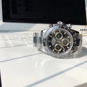 Someone once asked me, "What do you love most?" I said I love watches—I love the time they show. Because in this world, only time never deceives; only time can prove everything. Time is a good thing—it tests hearts, witnesses humanity, reveals what's real, and exposes what's fake. So my favorite saying is: Time leaves behind the truest people.