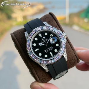 Alternative view of New Arrivals, New Arrivals, New Arrivals, New Arrivals, C-Factory Clean, Best Value, Popular Styles, Rolex Yacht-Master Series T-Type Candy Diamond, Jewelry-Grade Natural Diamond Setting Craftsmanship 42mm Rainbow Yacht ① Corrected time adjustment direction, movement reverses to set date, instant date jump, identical to original;② Exclusive custom 3235 integrated movement with extended 72-hour power reserve; ③ Upgraded original-grade strap using natural fluororubber material—size, flexibility, texture, craftsmanship details fully synchronized with authentic C-Factory Clean production. A true masterpiece where every meticulous detail reflects dedicated craftsmanship. Quick-adjust buckle extension function identical to the original;Watch code: W4789518. Buckle code: 7CD (triple-code matching). Includes NFC感应卡. Exquisitely recommended men's mechanical watch.