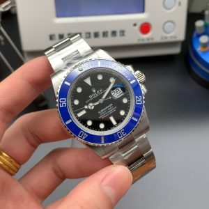 2021 Rolex Latest Blue Submariner 41mm Pre-sale, Highest Version MAX.1, featuring the VS72-hour power reserve 3235 movement. Simply wind it 50 times and see if it runs for 2 days when left untouched—this version allows you to distinguish authenticity. 2. The best blue ceramic bezel on the market, no longer a vivid blue, but the latest generation C-bezel.3. Dial and components are interchangeable with genuine parts—the ultimate upgrade replica (verified by forum users, no exaggeration). What's it like to buy a product worth USD at CNY price? This watch proves it: a version where accessories cost more than the watch itself. Pre-orders accepted, shipped on a first-come basis. Choosing the right version is crucial when buying watches. Our top recommendation for 2021!